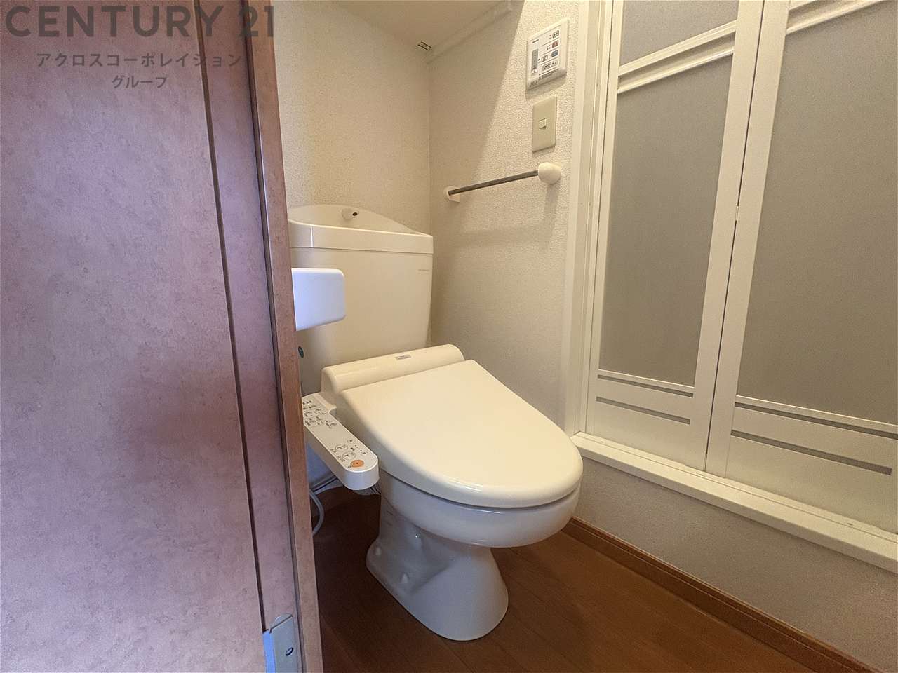 トイレ　温水洗浄便座付きのトイレです♪