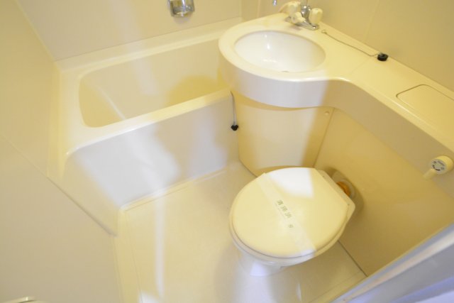 トイレ　浴室内にトイレがあります♪