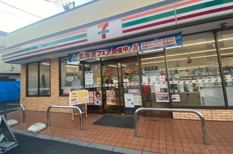 コンビニ　セブンイレブン荒川1丁目店（コンビニ）まで107m
