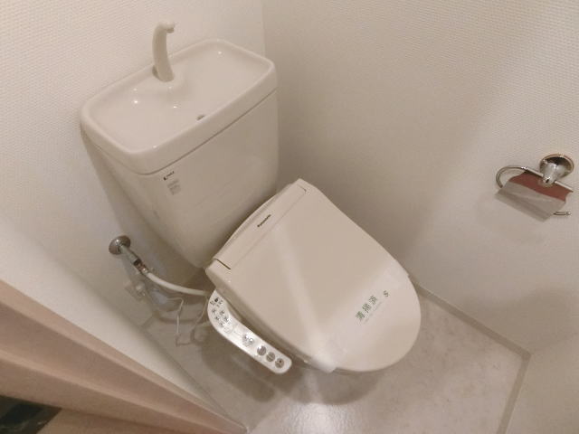 トイレ　温水洗浄便座です