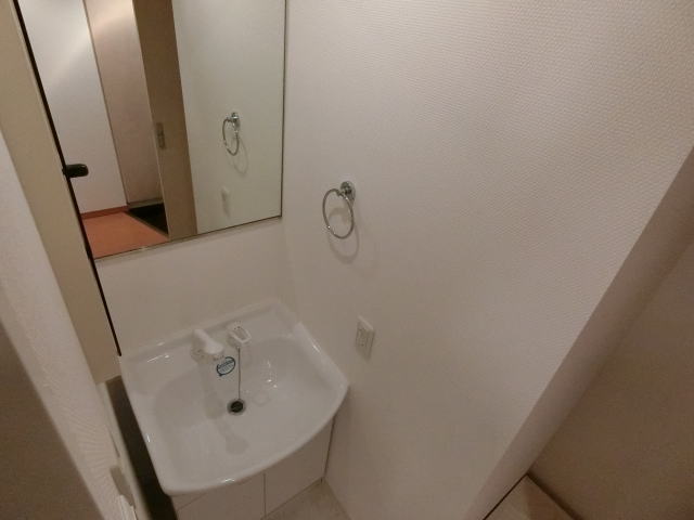 洗面設備　鏡も大きいタイプの洗面台です