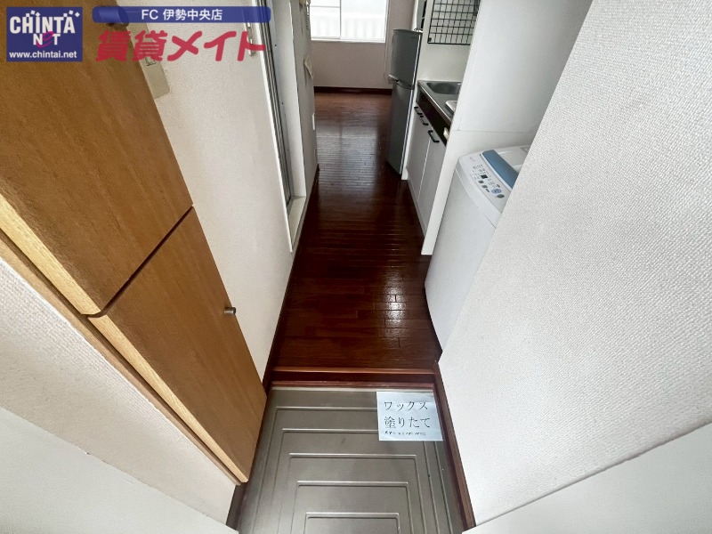 玄関　同物件別部屋写真