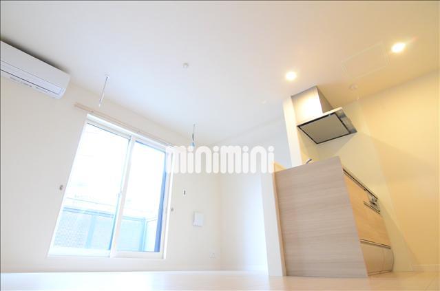 居室・リビング　広々したお部屋に明るい日差しが入ります