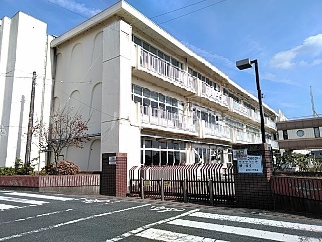 小学校　新居小学校（小学校）まで1022m