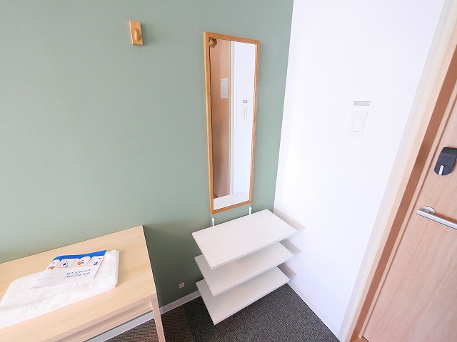 その他　収納棚に鏡も付いてます