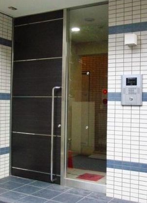 エントランス　弊社は全物件が仲介手数料半月分でご紹介可能です。