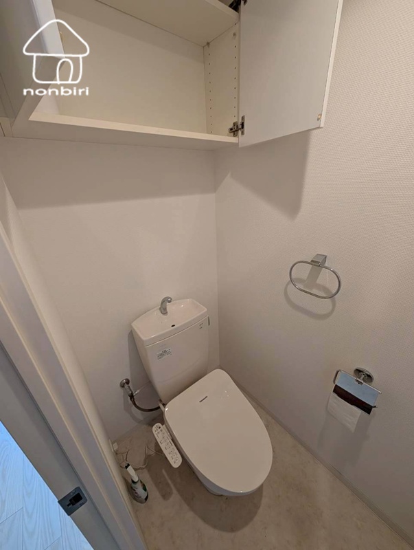 トイレ　トイレットペーパが隠せる棚があります
