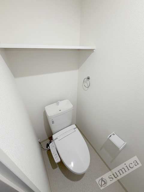 トイレ　人気アイテムの温水洗浄便座。清潔感のあるトイレです。