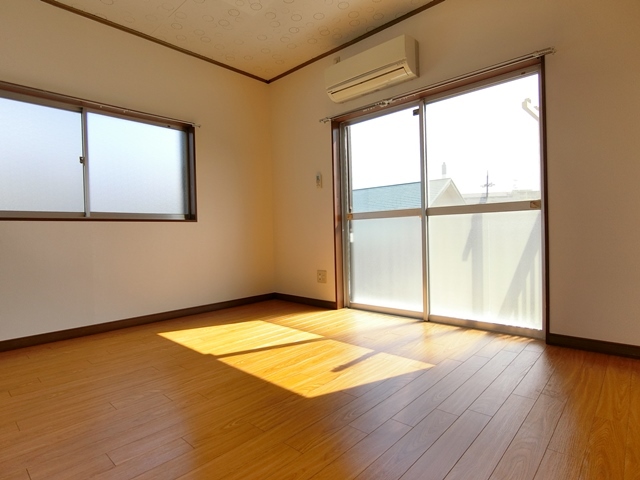 居室・リビング　角部屋なので明るい居室です。