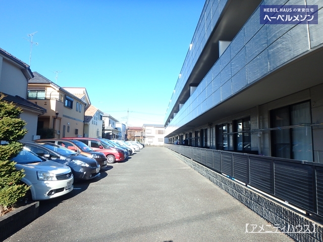 駐車場　●敷地内に駐車場あり。