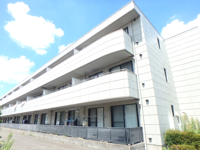 建物外観　●重厚感のある外観。