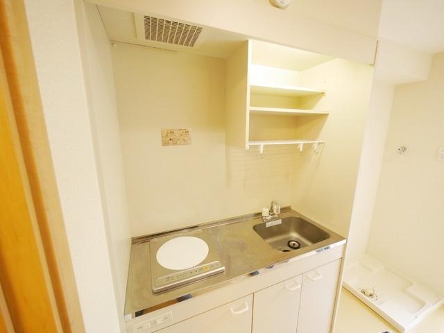 キッチン　収納の多いシステムキッチン