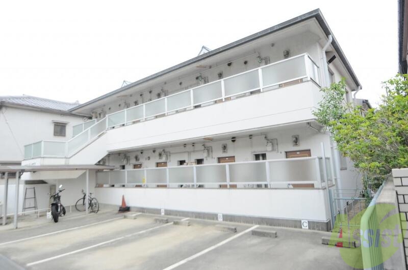 建物外観　閑静な住宅地にある、落ちついた色合いのキレイな建物です。