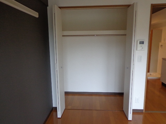 収納　上部の棚に小物などが置けますね
