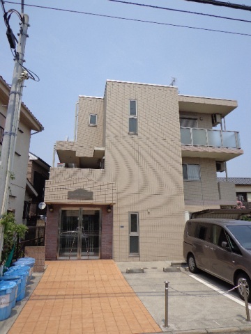 建物外観　周囲には高層ビルも無く空を広く感じられます