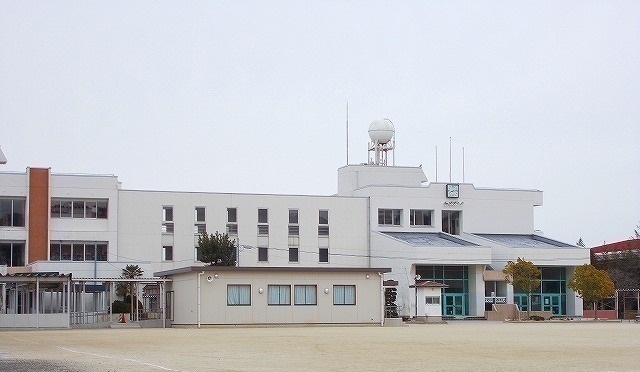 小学校　岩沼市立岩沼西小学校（小学校）まで550m