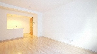 居室・リビング　温かみのある色合いのお部屋です♪