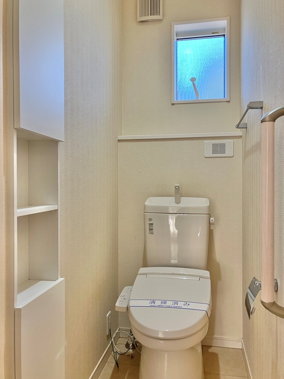 トイレ　落ち着いた色調のトイレです