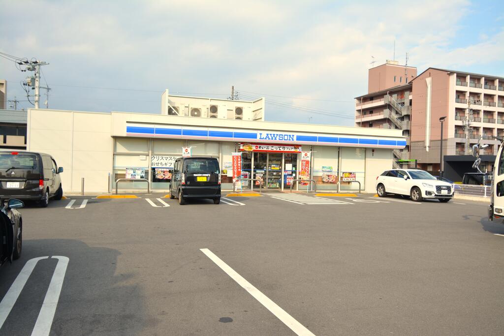 コンビニ　ローソン南区港東通一丁目店（コンビニ）まで304m