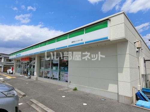 コンビニ　ファミリーマート 滝野社インター店（コンビニ）まで303m