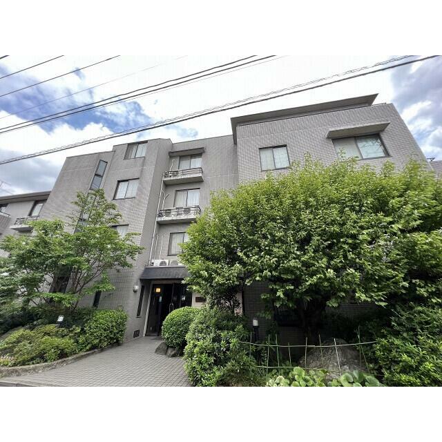 建物外観　鉄筋コンクリート造のがっちりとした建物。