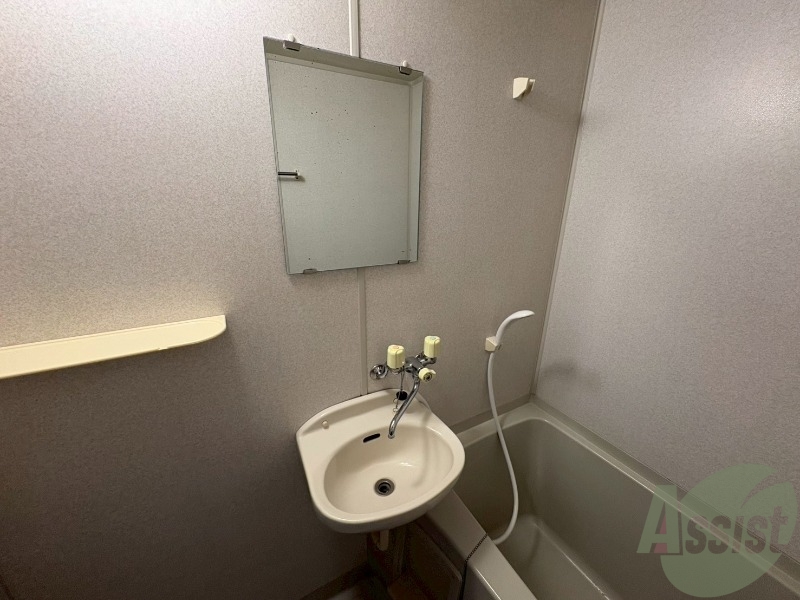 洗面設備　洗面台は浴室内にあり、お掃除の際は効率的に行えそうです。