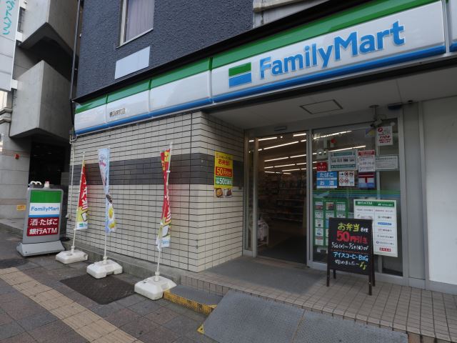 コンビニ　ファミリーマート（コンビニ）まで400m