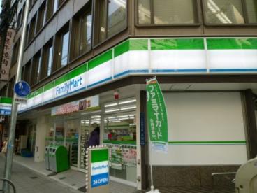 コンビニ　ファミリーマート 久太郎町三丁目店（コンビニ）まで155m