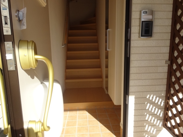 玄関　入ってすぐに内階段あります