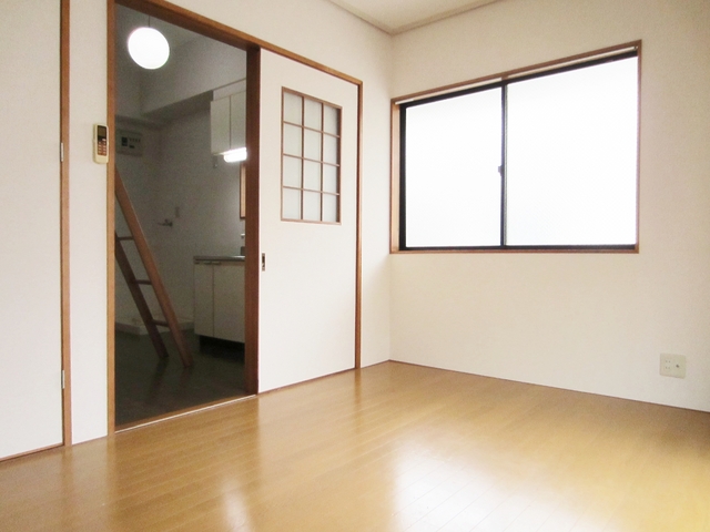 居室・リビング　お部屋から見たキッチンです☆