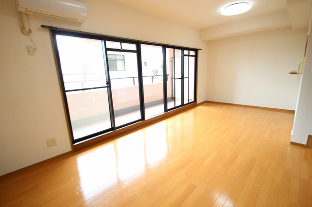 居室・リビング　※他のお部屋のお写真です