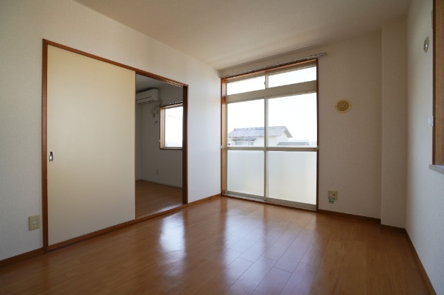 居室・リビング　同じ建物の別のお部屋