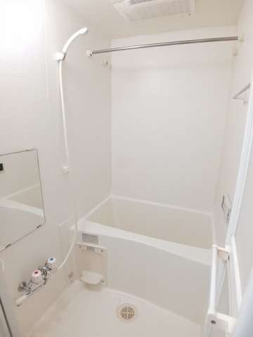 バス・シャワールーム　コンパクトで使いやすいお風呂です
