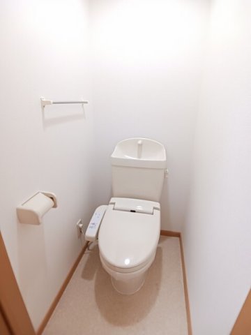 トイレ　落ち着いた色調のトイレです