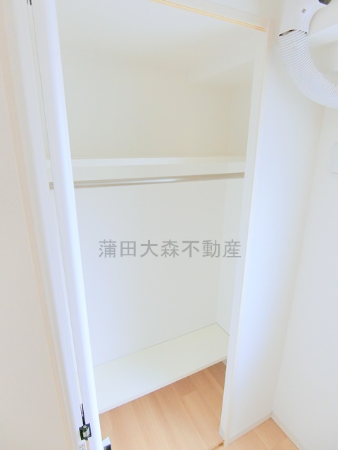 トイレ　吊戸棚と温水洗浄便座付きトイレ