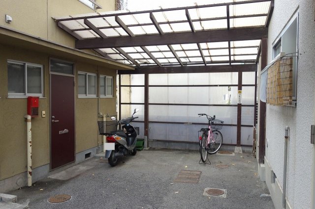その他共有部分　雨の日も安心の屋根付き駐輪場♪