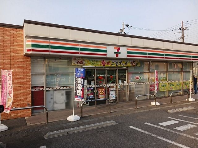 コンビニ　セブンイレブン様（コンビニ）まで300m