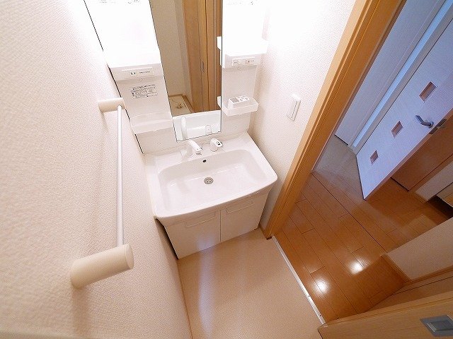 洗面設備　独立洗面台で身支度をすべて済ませてしまいましょう