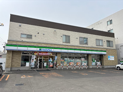 コンビニ　ファミリーマート北22西5丁目店（コンビニ）まで127m