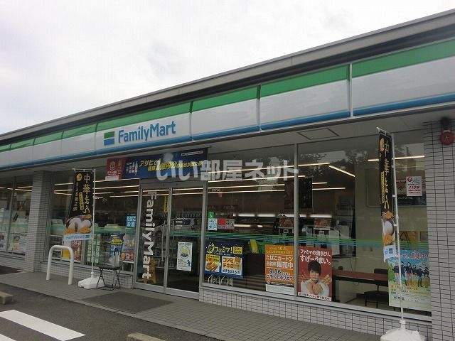 コンビニ　ファミリーマート関祭場店（コンビニ）まで672m