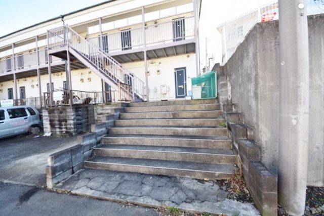 エントランス　★階段上がって建物★