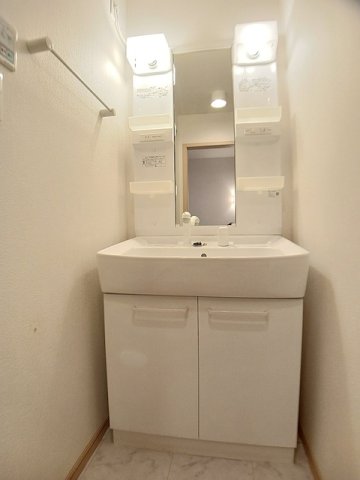 洗面設備　ゆったりとスペースのある洗面所