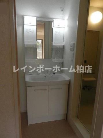 洗面設備　シャワー付き洗面台です