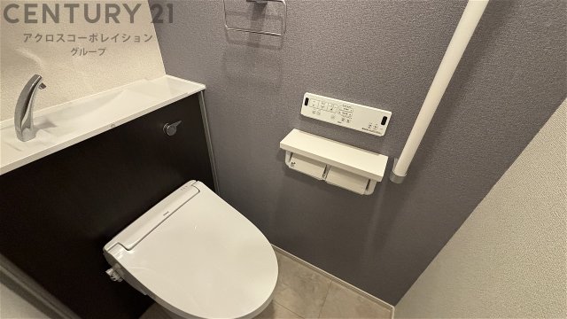 トイレ　温水洗浄便座付きのトイレです♪