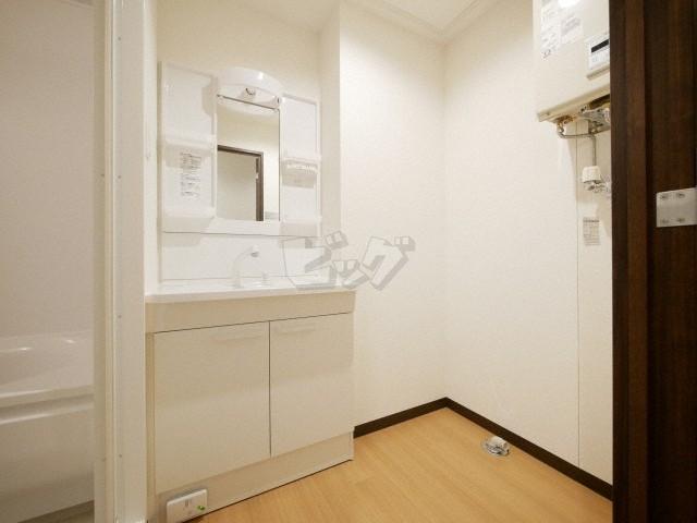洗面設備　朝の身支度に便利な洗面台です♪