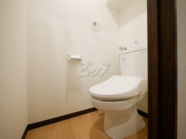 トイレ　嬉しいウォシュレット付きのトイレ！便座温かいですよ♪