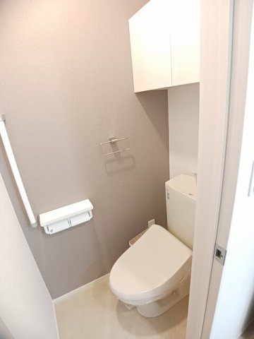トイレ　落ち着いた色調のトイレです
