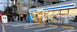 コンビニ　ローソン杉並荻窪三丁目店（コンビニ）まで682m