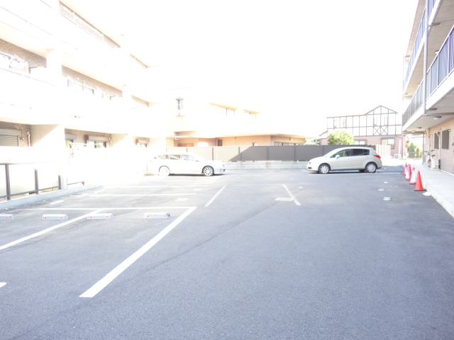 駐車場　駐車場　7千円