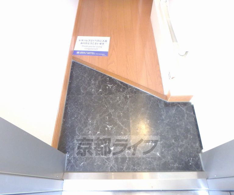 レオパレスウェルスtenの玄関写真